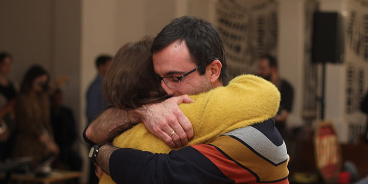 Abrazo en comunidad